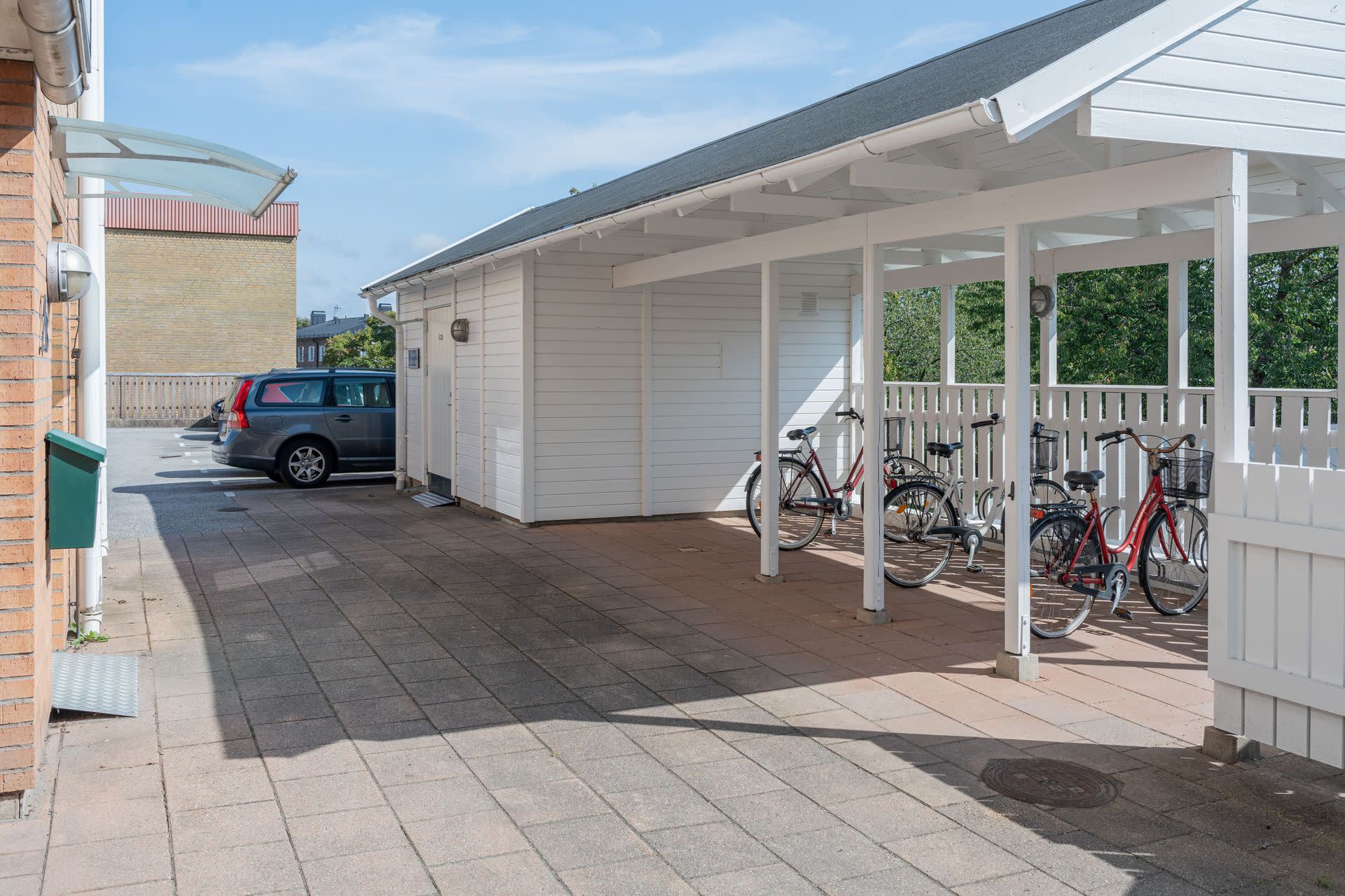 Plats att parkera både cykel och bil, dock separat kö till bilparkering.