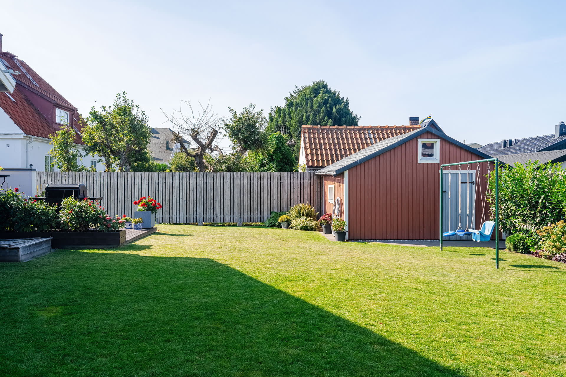 Det friliggande förrådet ger flera möjligheter -  Antingen som gäststuga, eller så konverterar man det till en ateljé / hemmakontor, eller bara som ett verktygs- eller maskinförråd