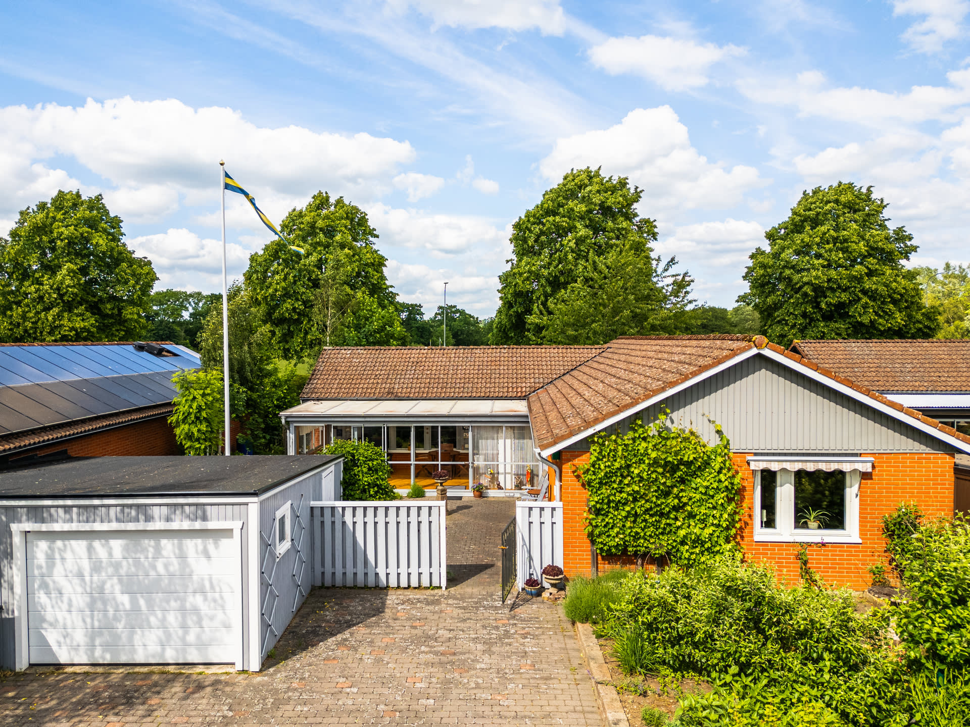 Fasad ut mot Slåttervägen