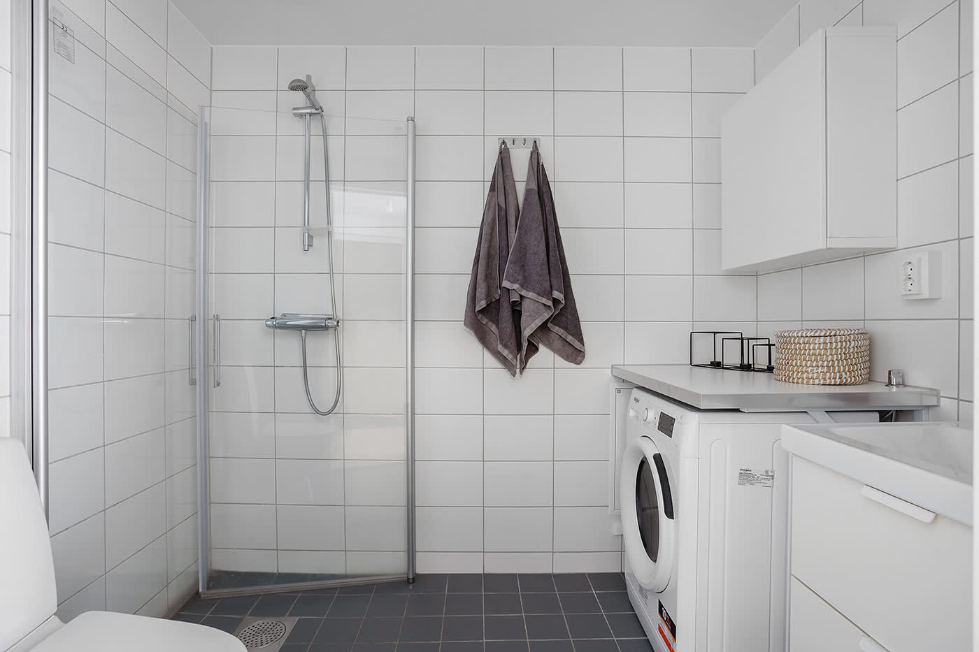 Helkaklat badrum med kombinerad tvättmaskin och torktumlare