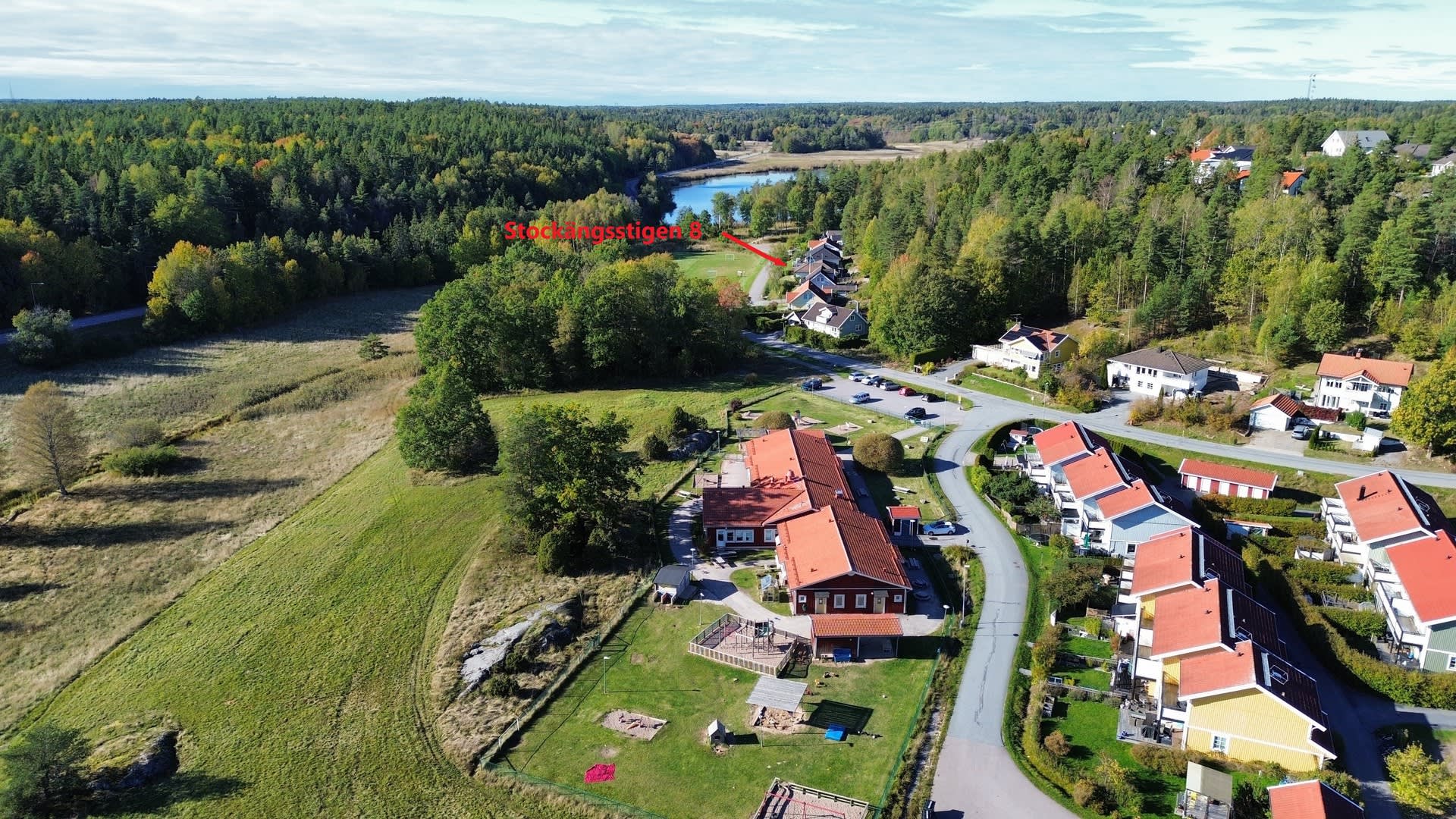 Skärgårdsstads förskola med huset och Solbergasjön i bakgrunden