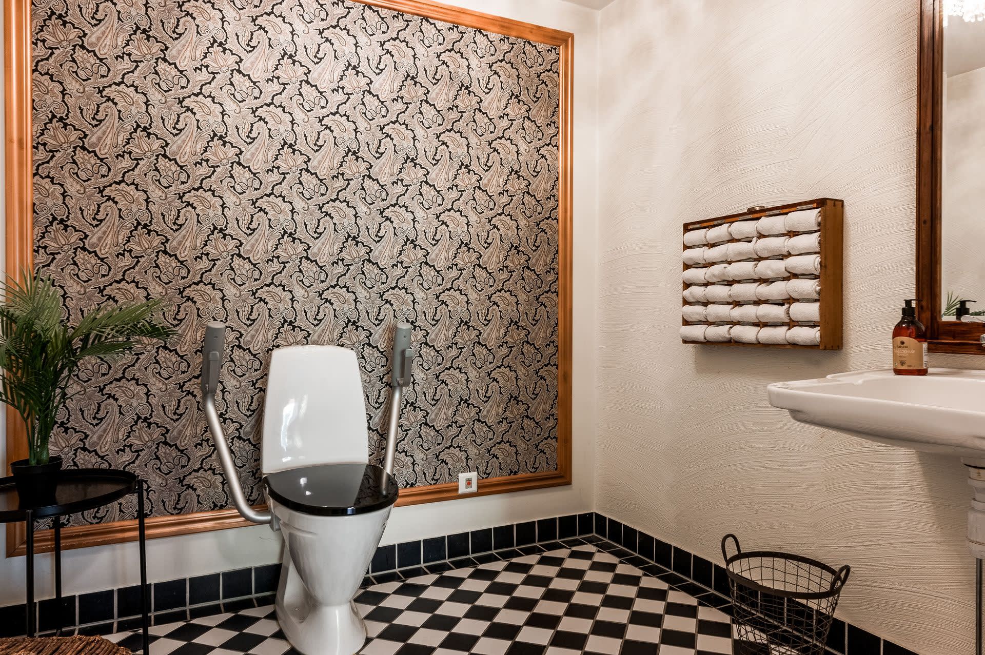 Stilren och romantisk toalett som är handikappsanpassad