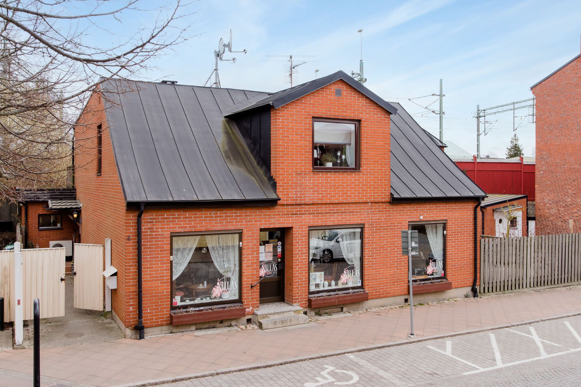 Välkomna till Mårtensgatan 4! Ett välkänt café som blivit en populär samlingspunkt i byn. Ypperligt läge för att bedriva någon form av verksamhet