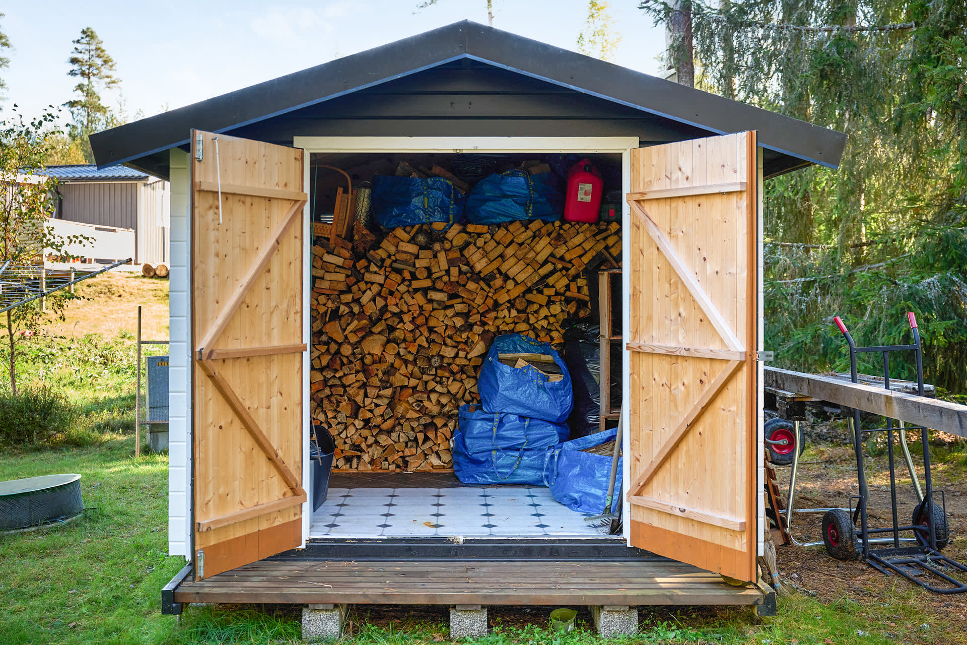 Vedbod på tomtens baksida