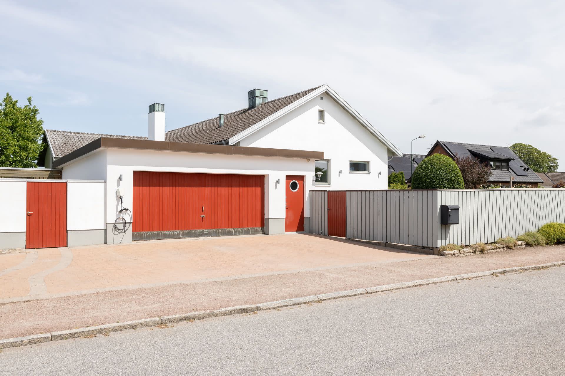 Med garaget inkluderat med mangårdsbyggnaden finns det gott och väl 400 kvadratmeter totala disponeringsytor