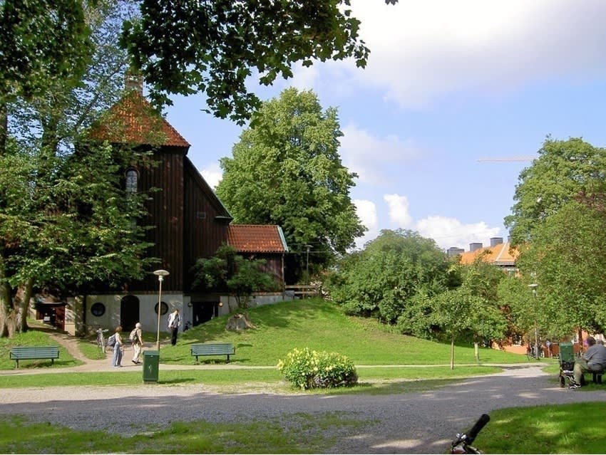 Runt hörnet finns den vackra Allhelgonakyrkan med dess fina park.