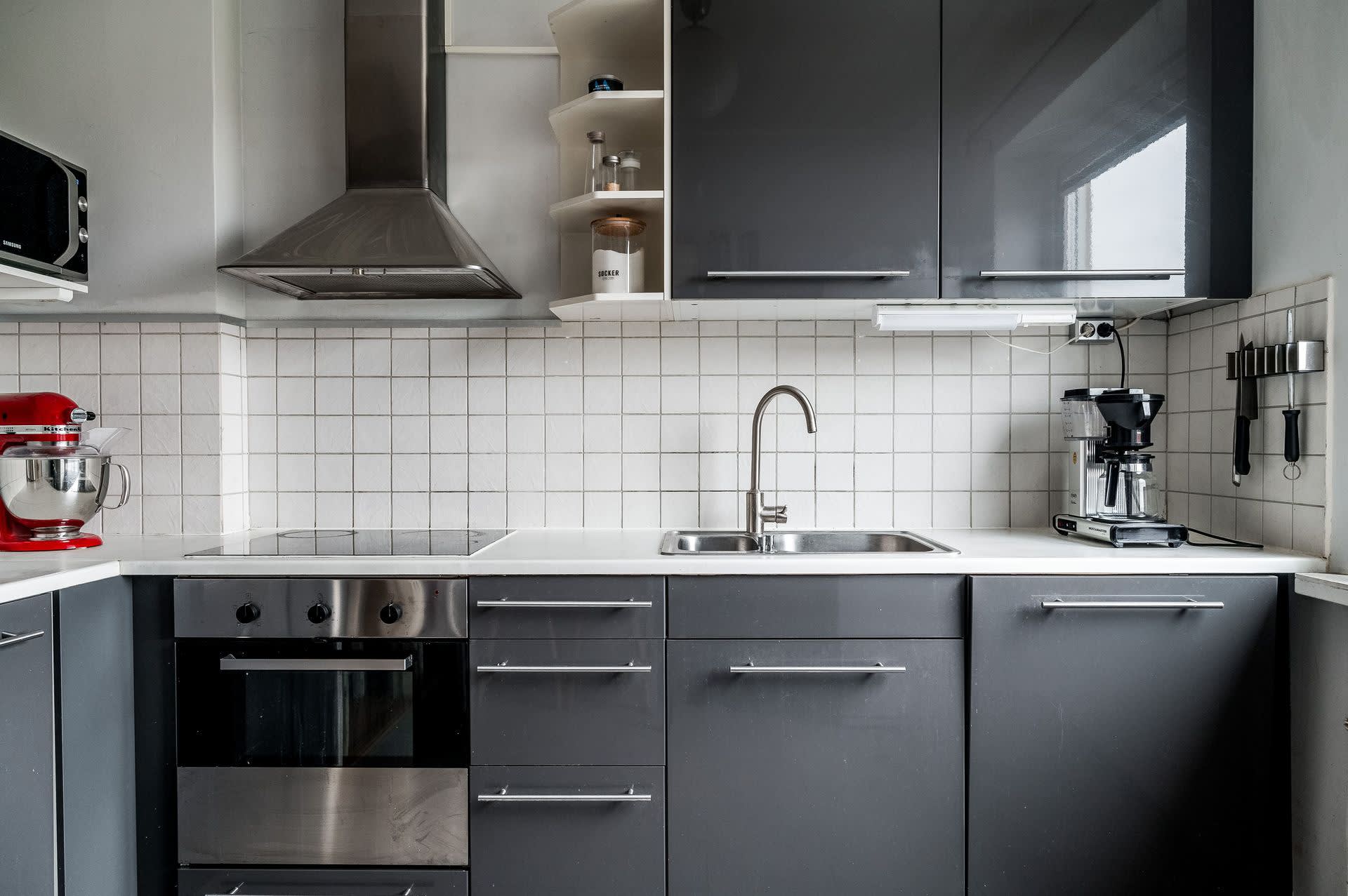 Köket har högblanka grå luckor från Ikea.