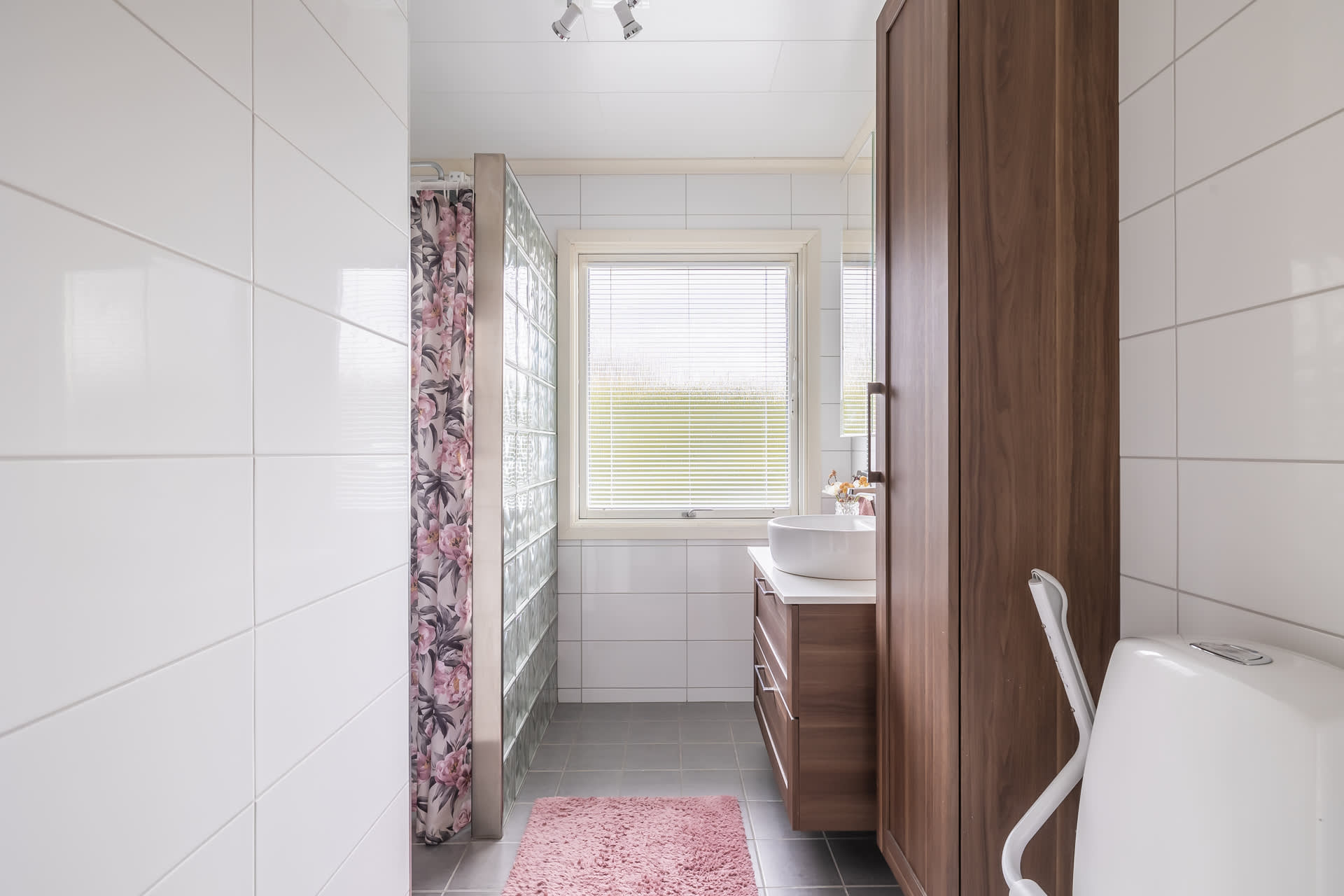 Helkaklat badrum med fina badrumsmöbler (golvvärme finns)