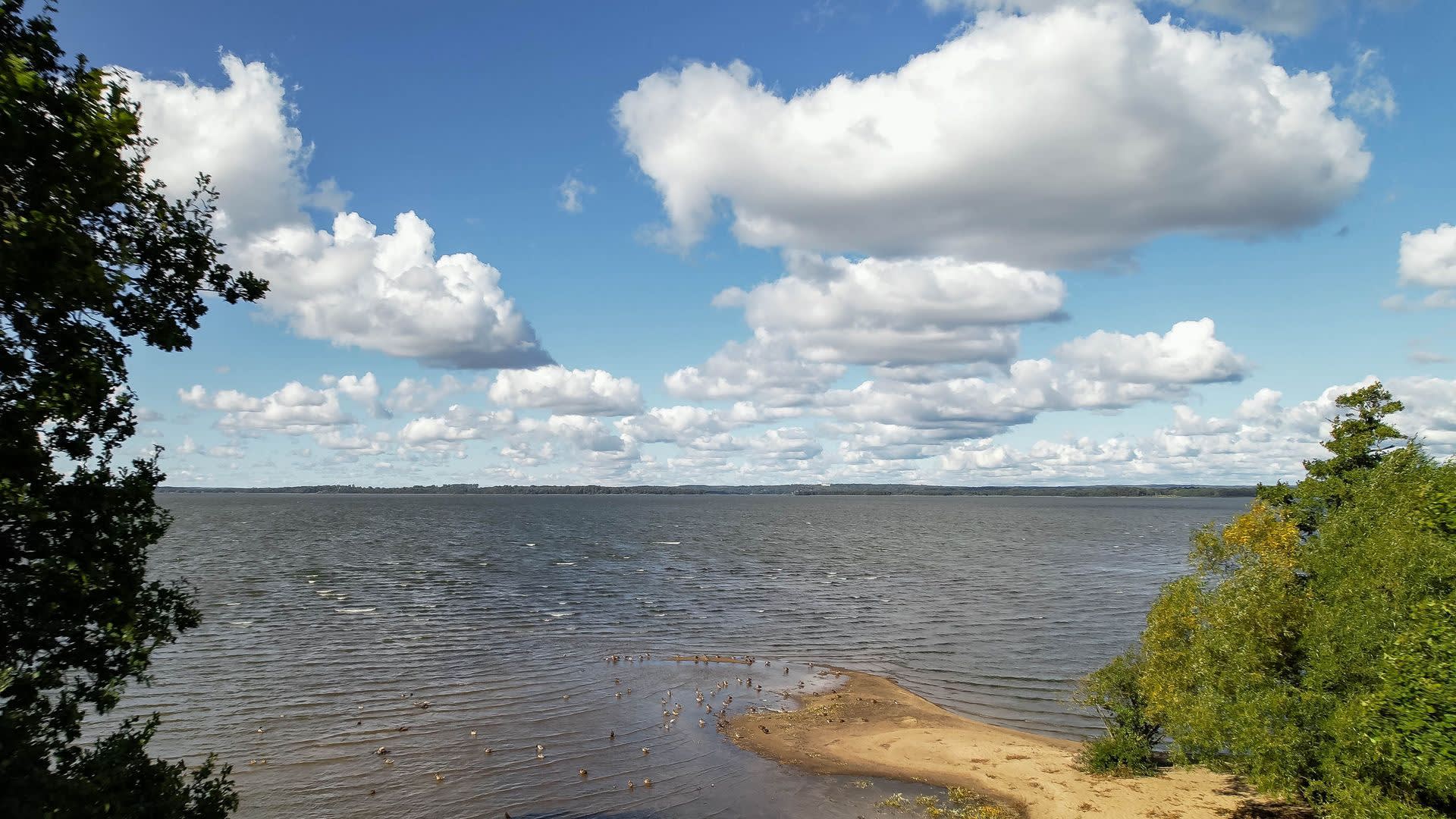 Ljuvlig närmiljö kring Ringsjöarna.