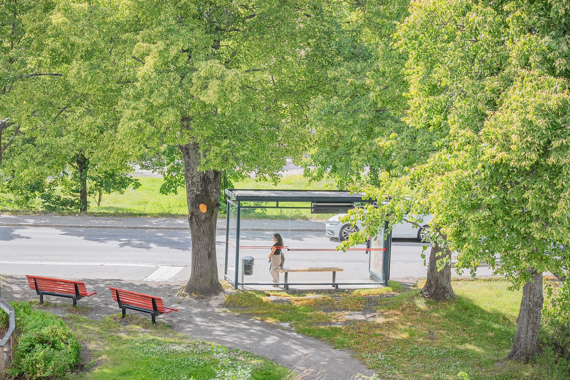 Busstation i direkt närhet