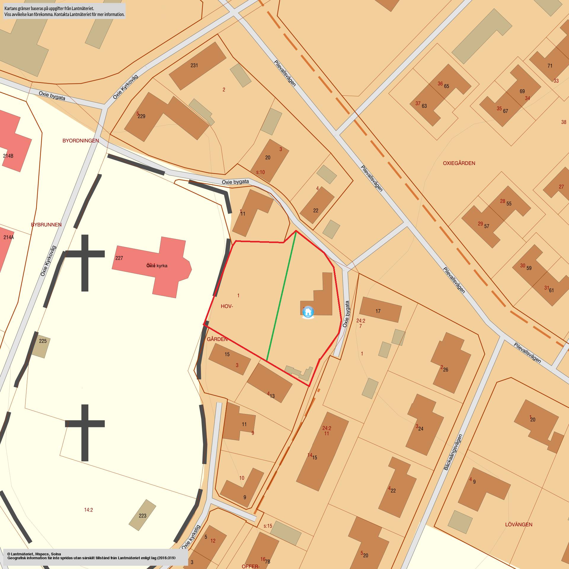Köpet avser de två samtaxerade, större tomerna öster om kyrkan. Yttre gränsen är markerad med rött och gränsen mellan de två tomerna är markerad i grönt.