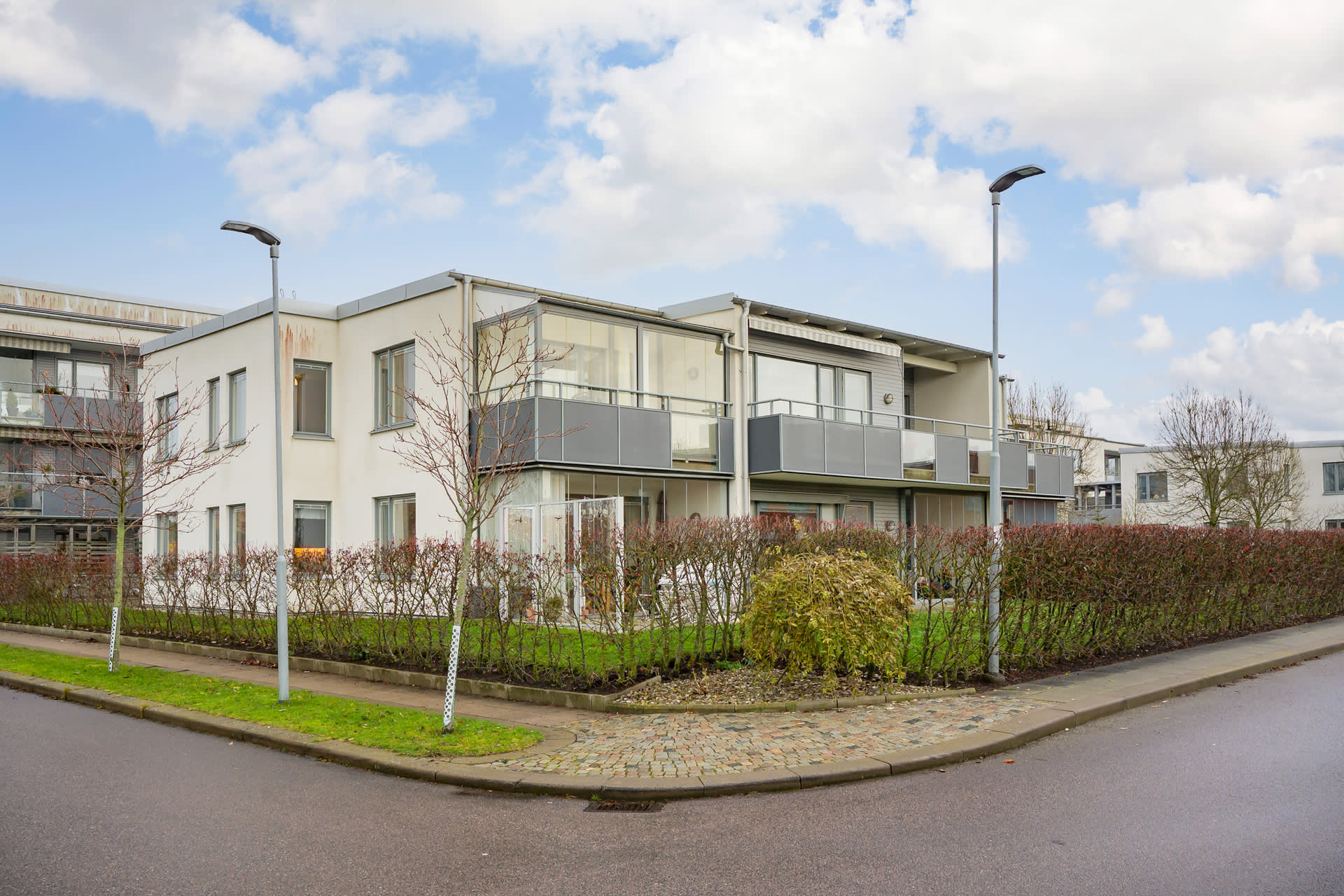 De populära JM-byggda vita husen på Gottorpsvägen håller hög boendestandard