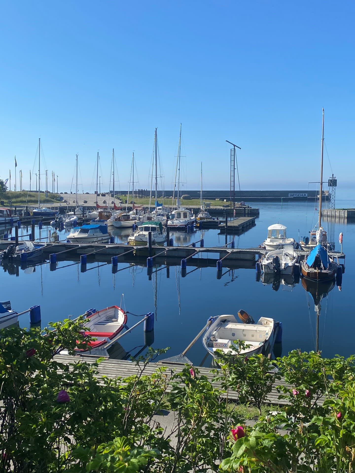 Några hundra meter bort ligger Smyges småbåtshamn och Sveriges sydligaste udde.