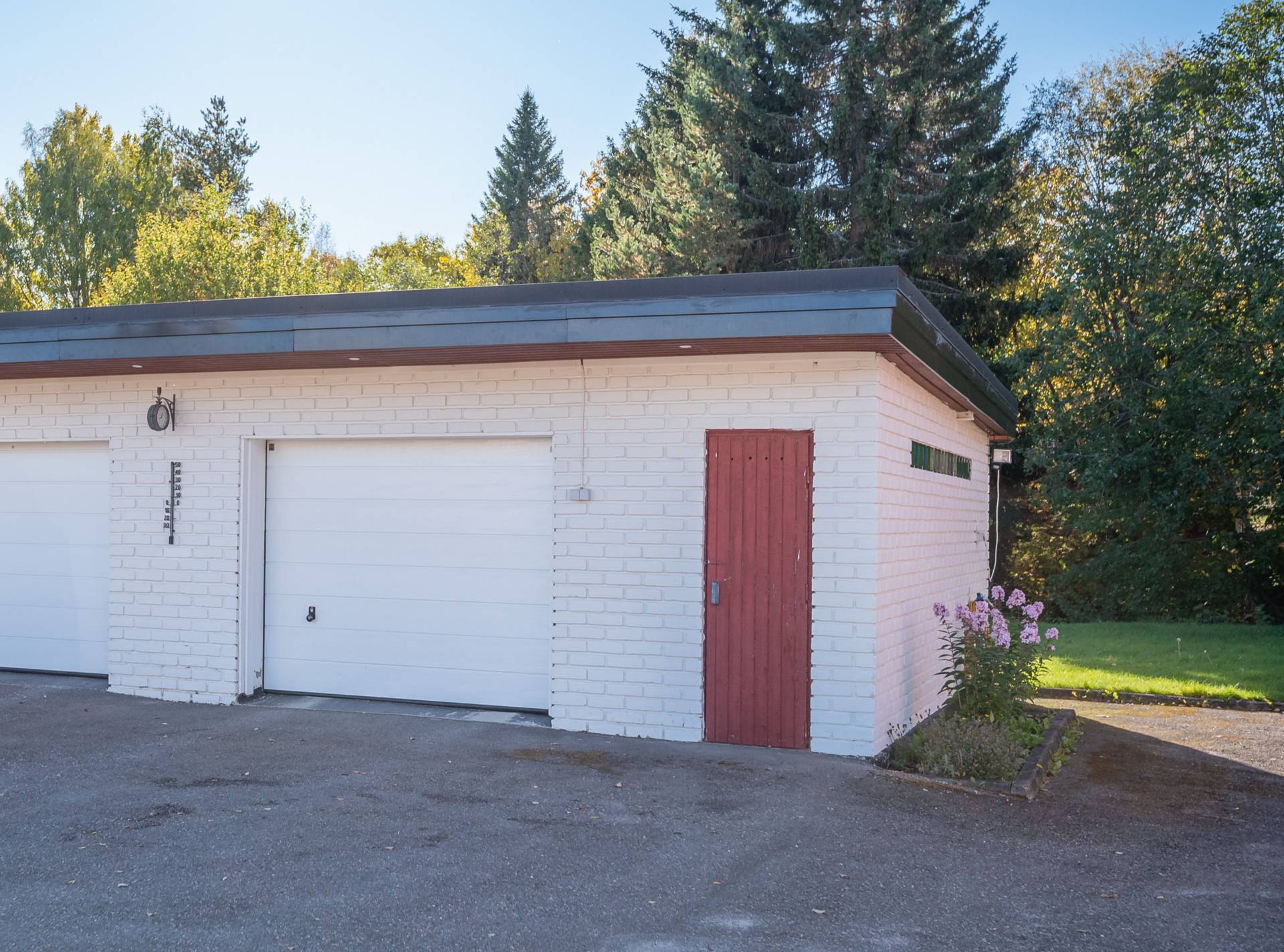 Isolerat garage med vatten, värme, avlopp och porten är förberedd för installation av motor.