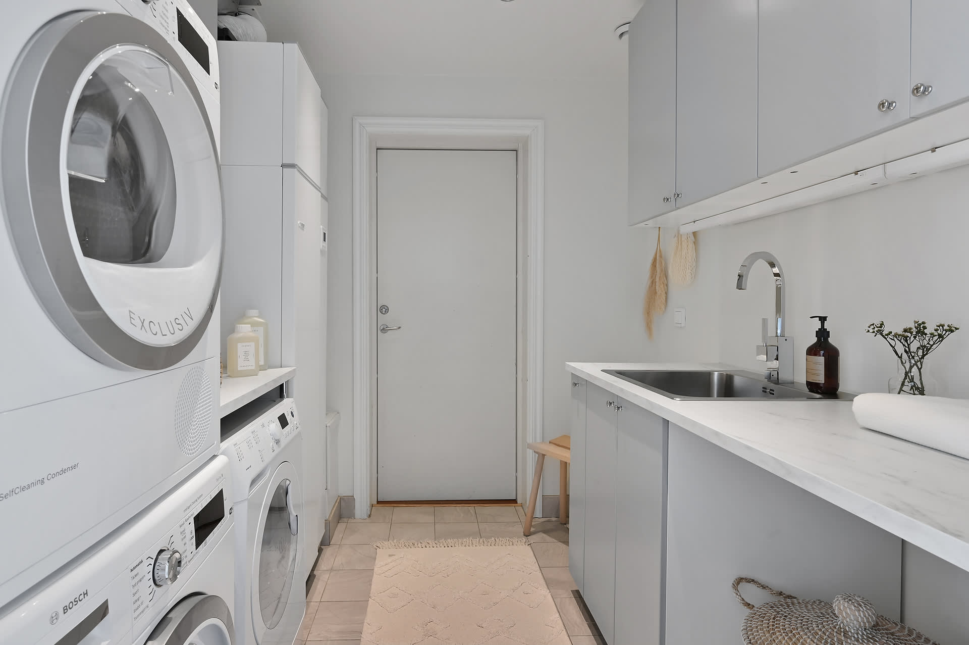 Tvättstugan totalrenoverades år 2019, i välplanerad lösning. Dubbla tvättmaskiner vill alla barnfamiljer ha!
Dörr mot det varmisolerade garaget
