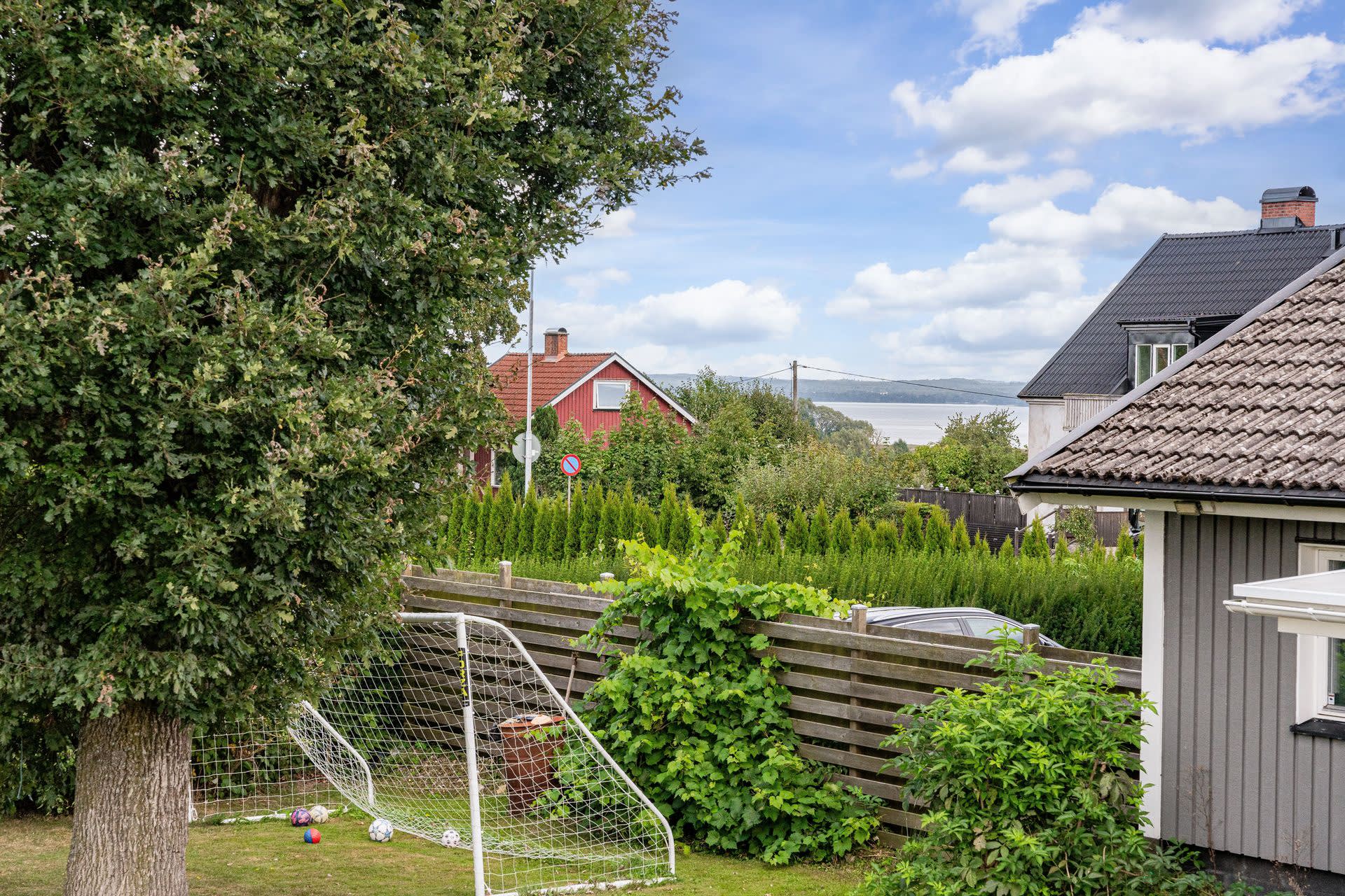 Lite "sjöutsikt" från trädgården om man kommer upp lite.