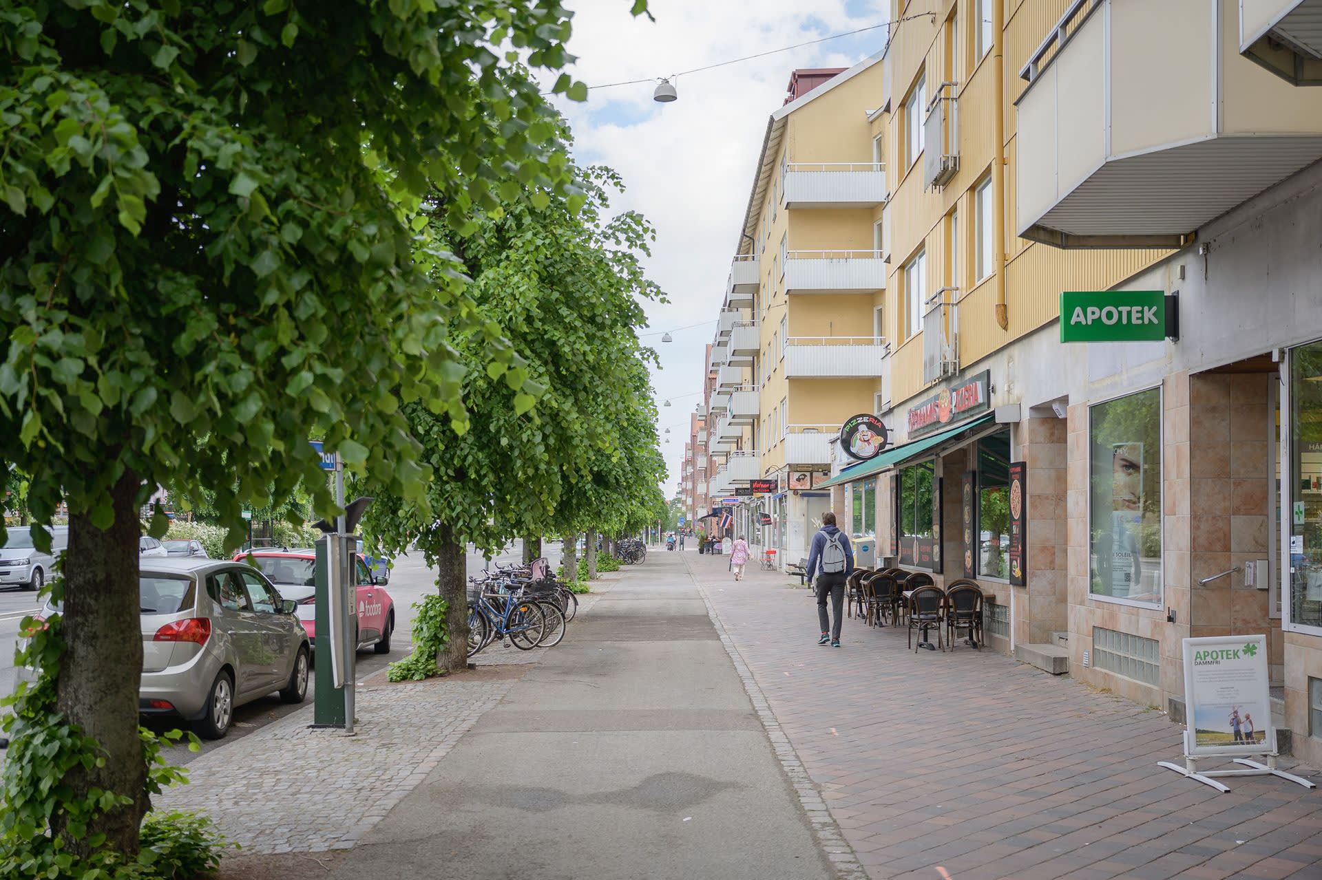 Praktiskt, skönt och lite pittoreskt - Det är härligt att ha all allmän service och alla de trevliga kaféerna och restaurangerna samt även de gröna parkerna alldeles i närheten