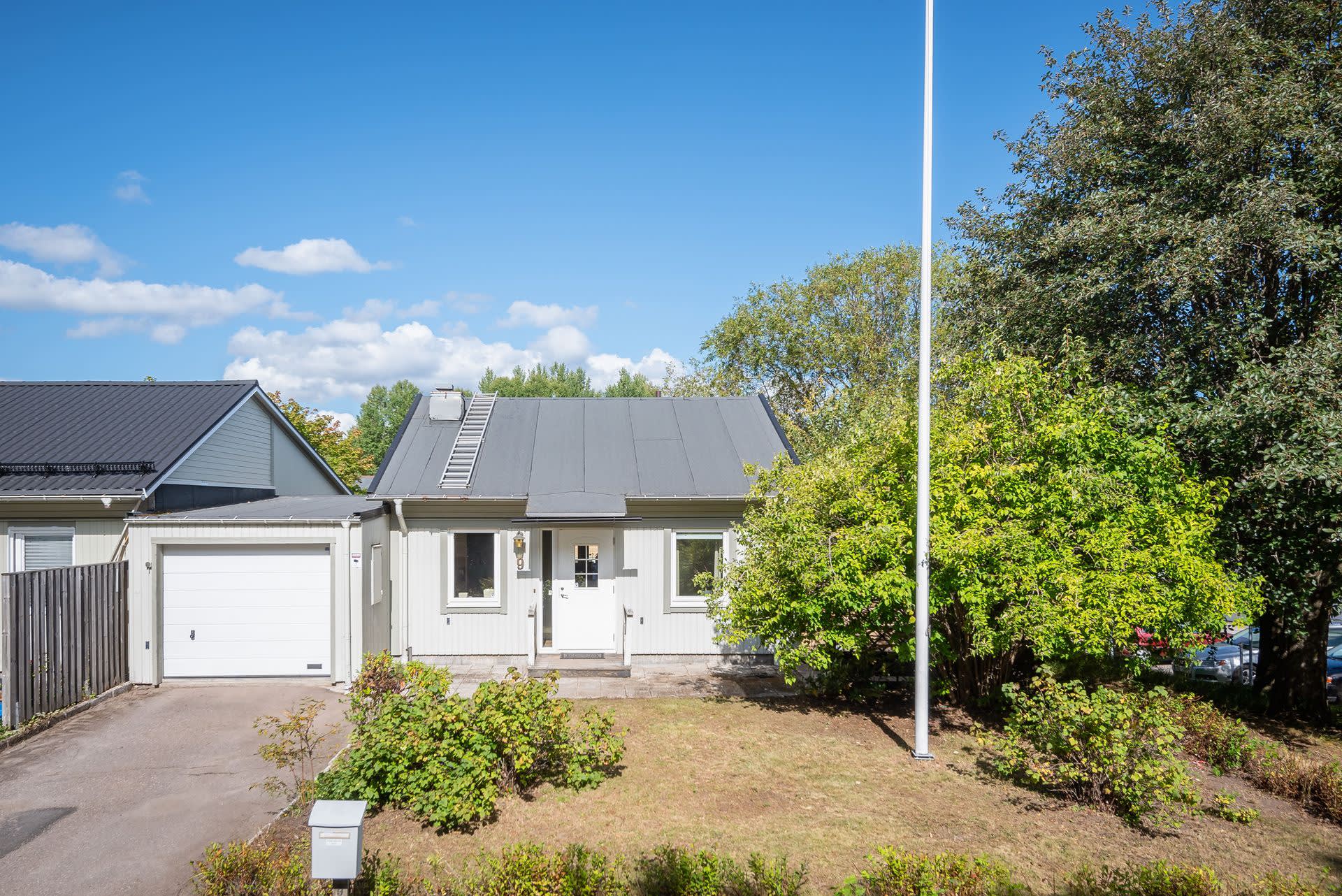 Isolerat garage och trevligt gavelläge. Huset har nya fönster och dörrar från 2017.