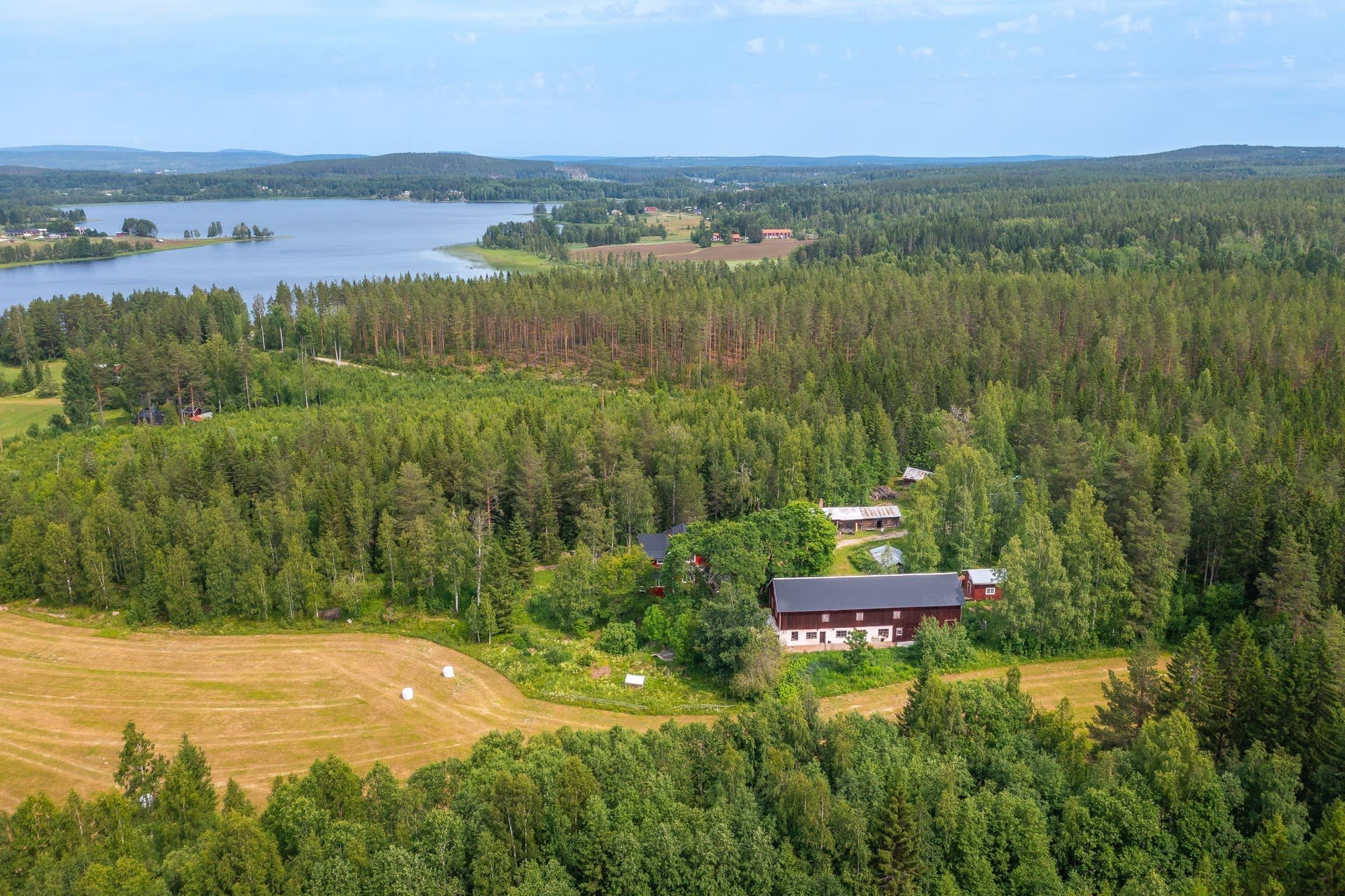 Ladugården och del av åkermarken.