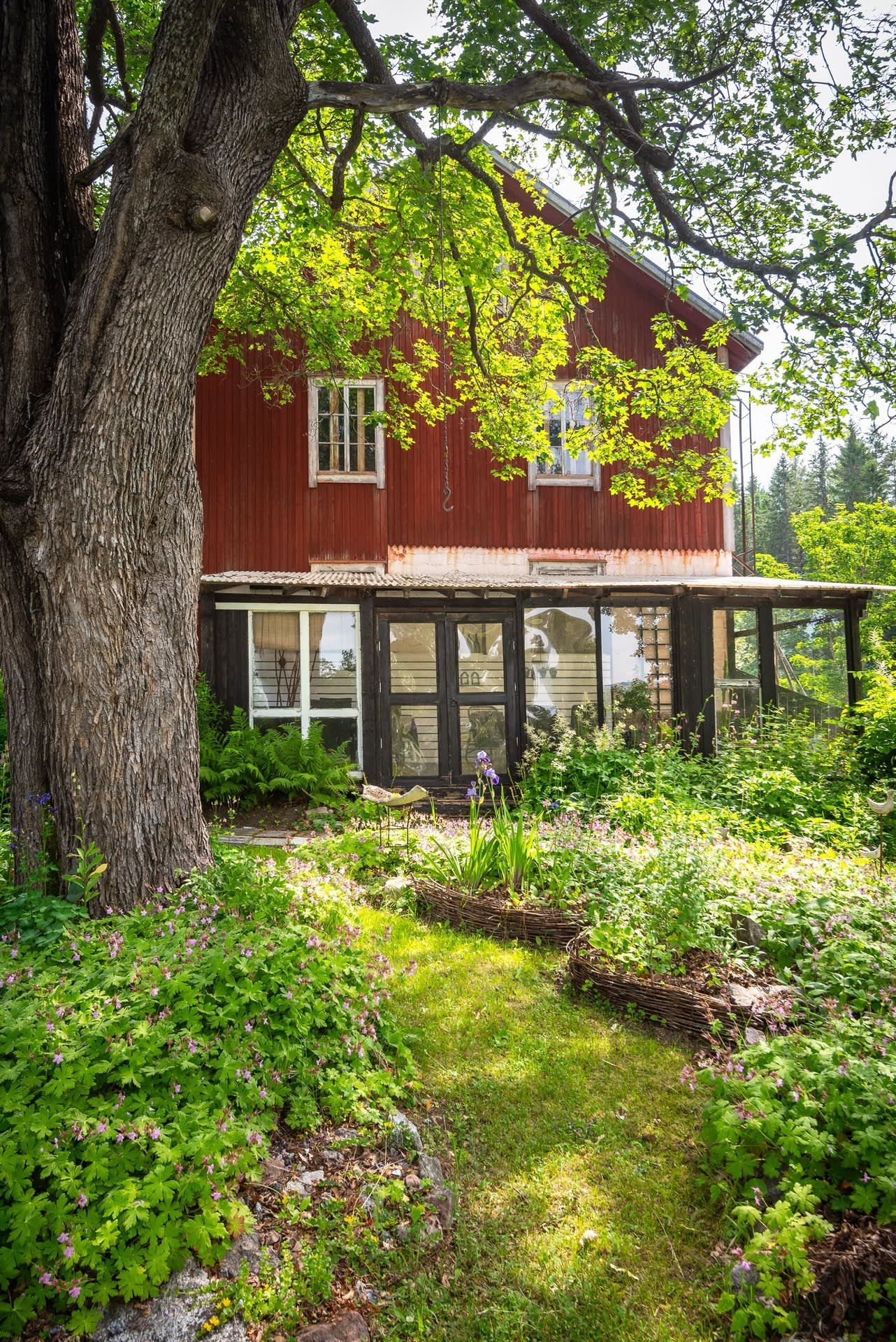 Inglasat uterum på gavel på ladugården.