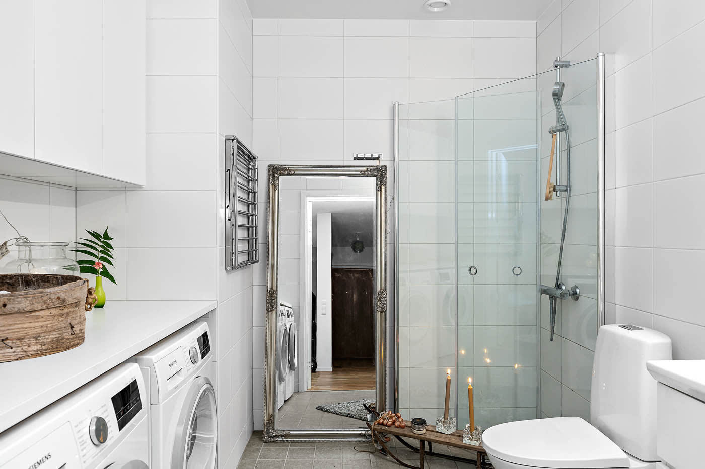 Helkaklat badrum med både tvättmaskin och torktumlare från Siemens