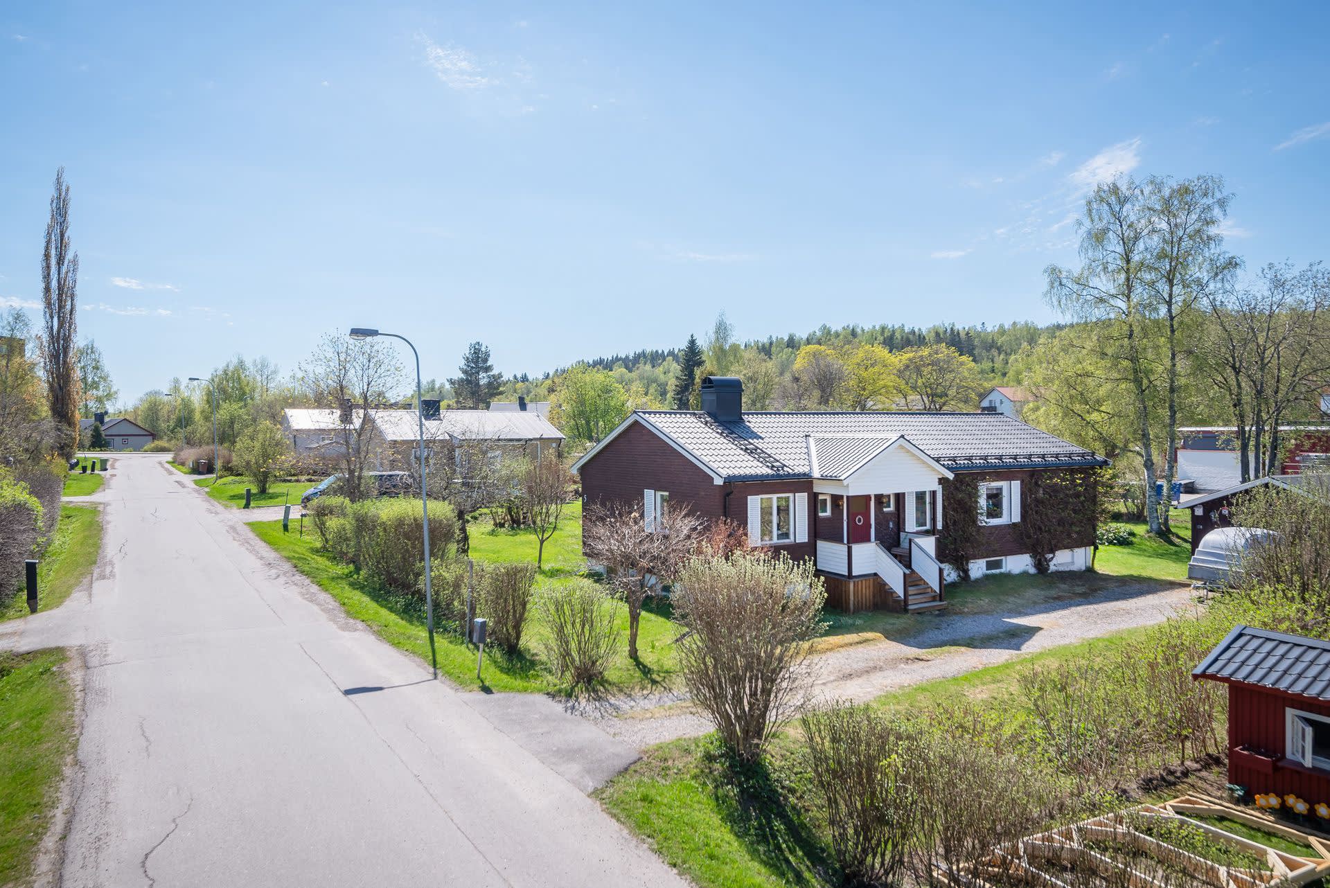 Hus och infart med soligt läge hela dagen.